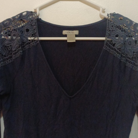 Cache black lace blouse with solid covering four main blouse. Lace incorporated - Picture 6 of 7